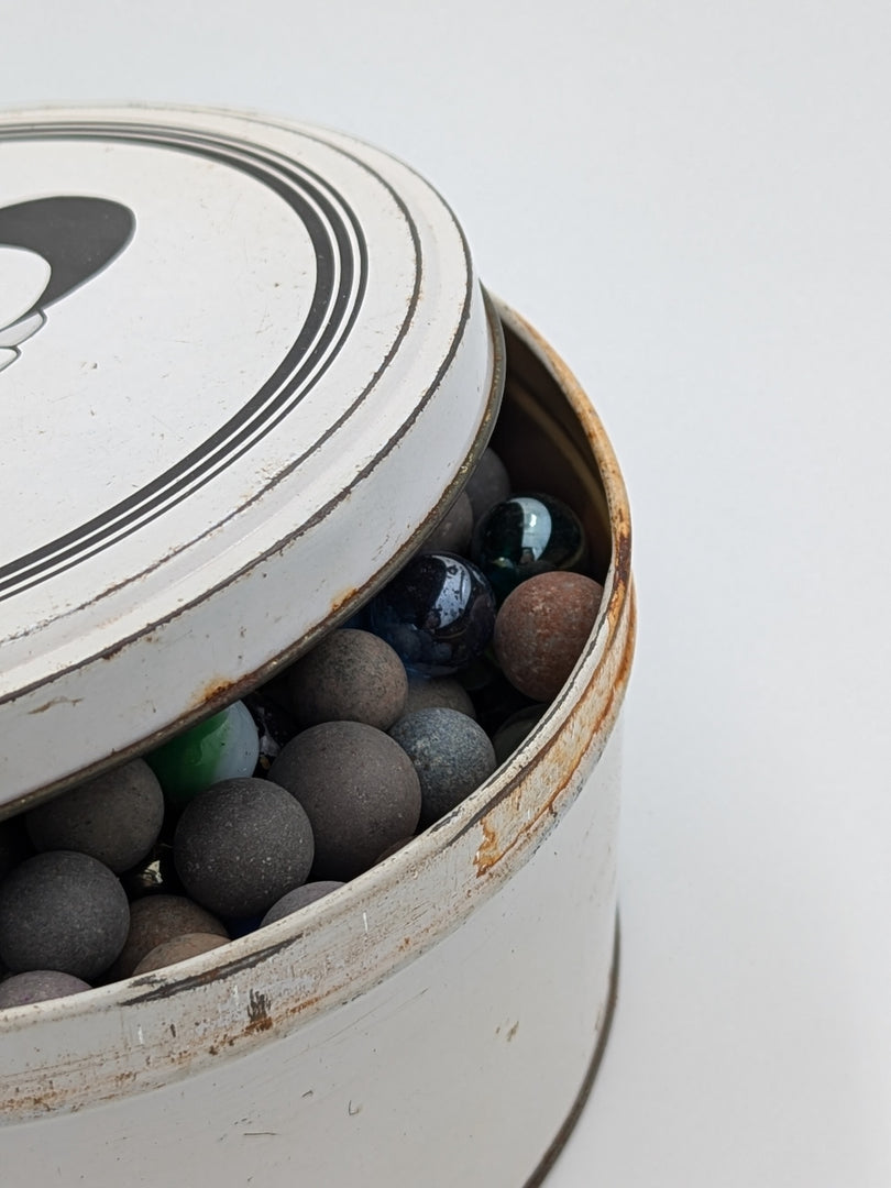 Boîte en Fer "Pierrot" & Collection de Billes Anciennes