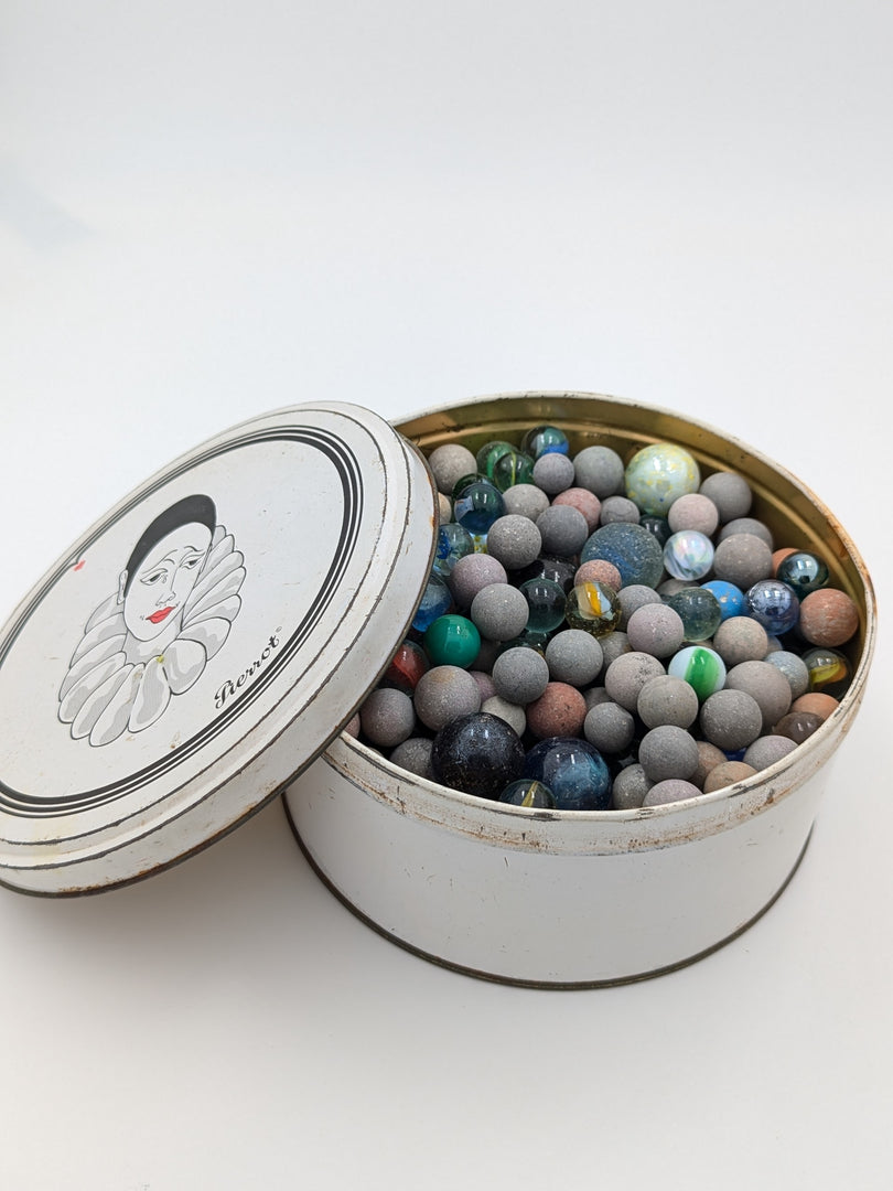 Boîte en Fer "Pierrot" & Collection de Billes Anciennes