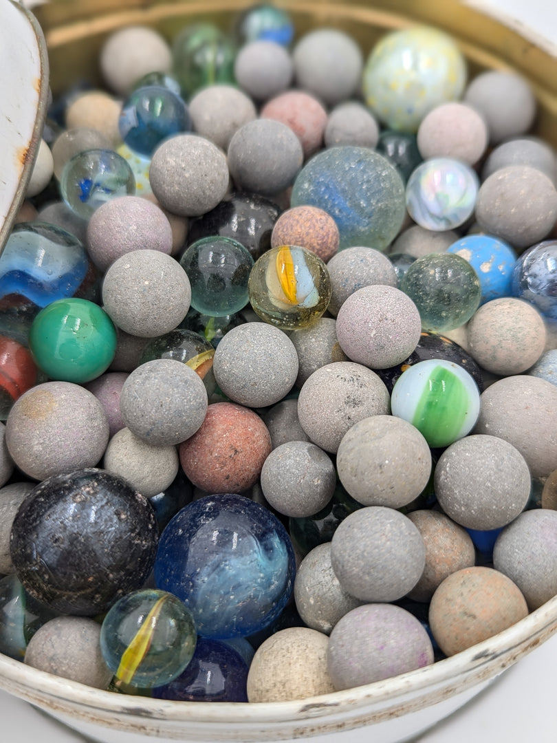 Boîte en Fer "Pierrot" & Collection de Billes Anciennes