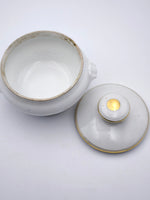 Load image into Gallery viewer, Sucrier Couvert en Porcelaine Fine – Liseré Doré &amp; Design Festonné