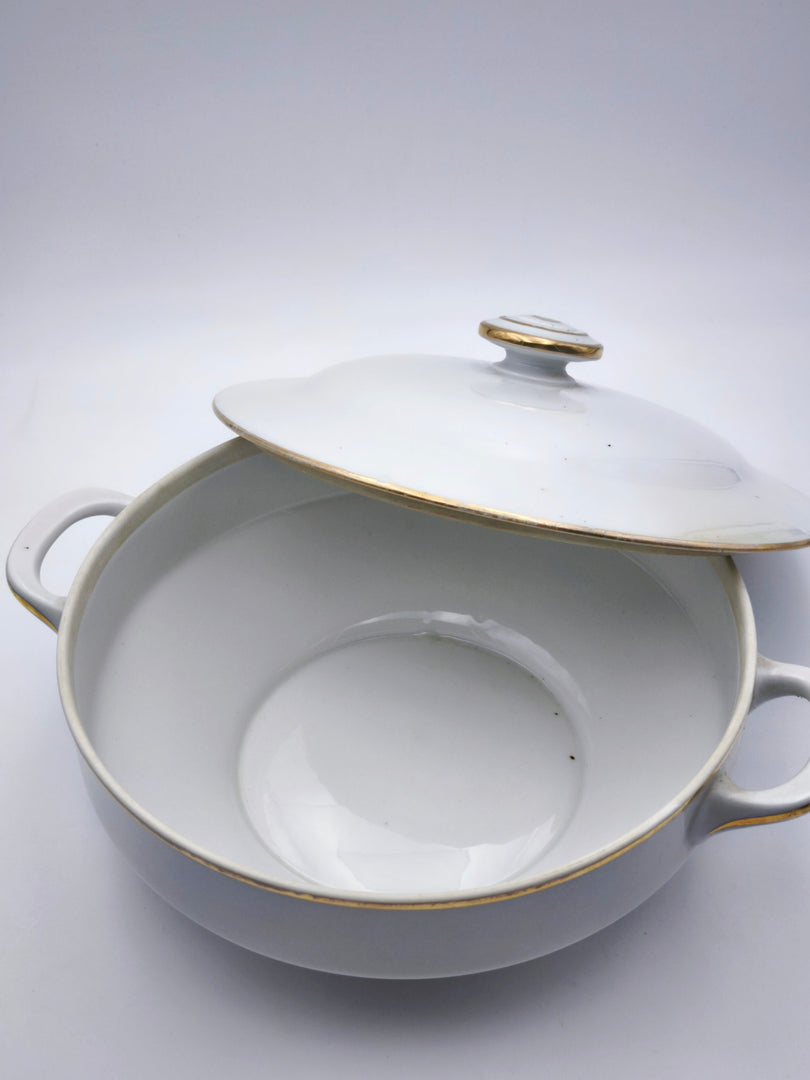 Grande Soupière Royale en Porcelaine de Limoges – Design Festonné & Dorure