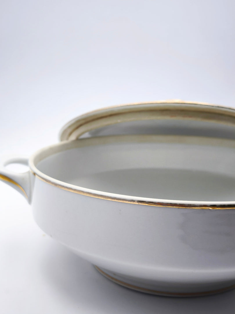 Grande Soupière Royale en Porcelaine de Limoges – Design Festonné & Dorure