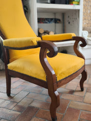Fauteuil Voltaire – Bois Sculpté & Velours Jaune Solaire