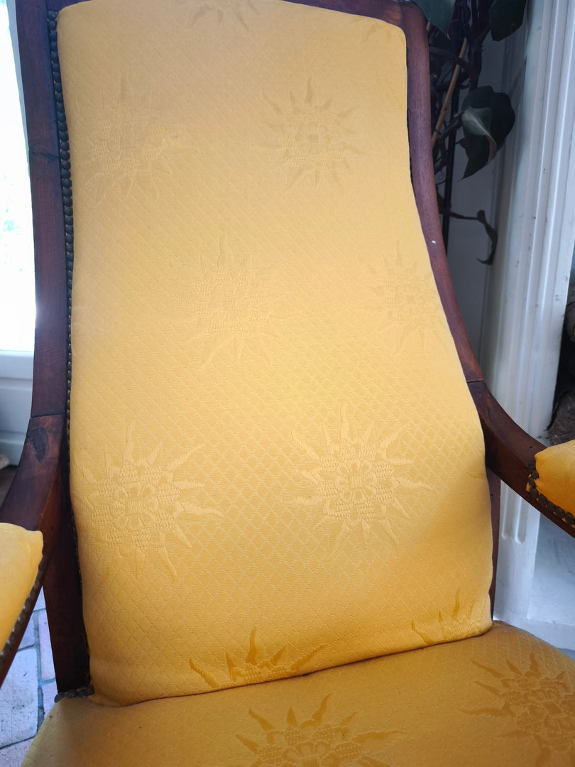 Fauteuil Voltaire – Bois Sculpté & Velours Jaune Solaire
