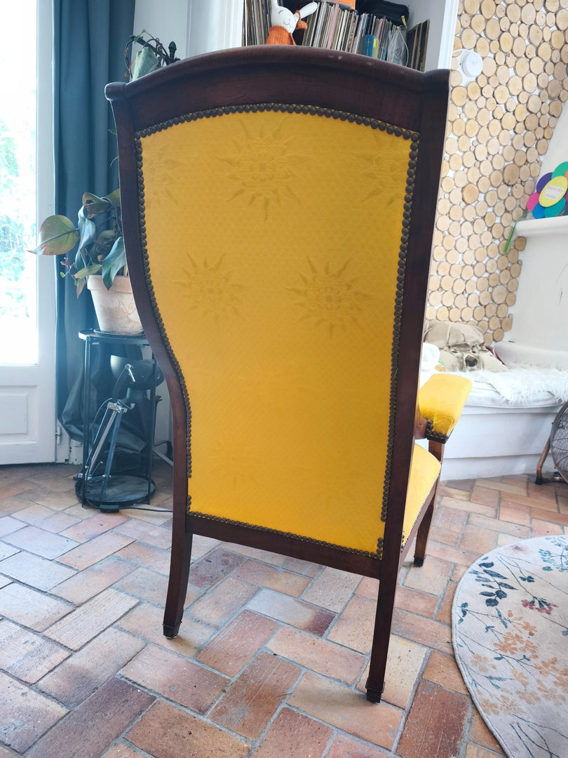 Fauteuil Voltaire – Bois Sculpté & Velours Jaune Solaire