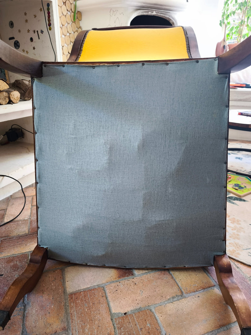 Fauteuil Voltaire – Bois Sculpté & Velours Jaune Solaire