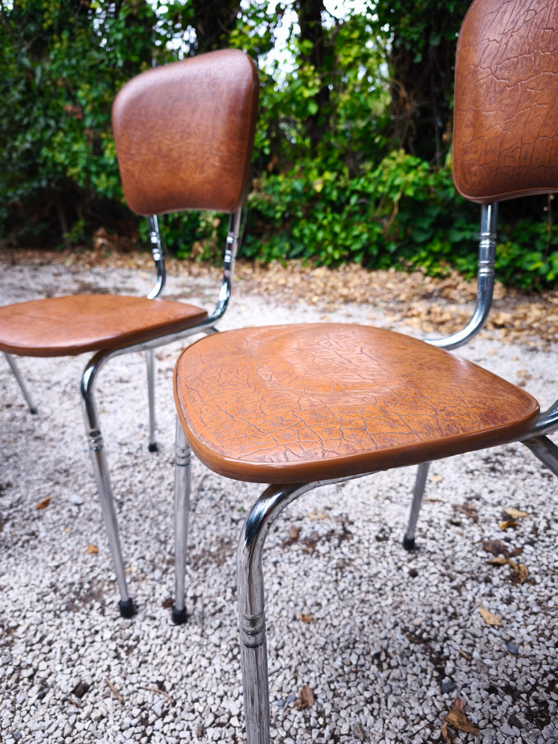 Trio de Chaises Vintage – Skaï Marron & Structure Chromée