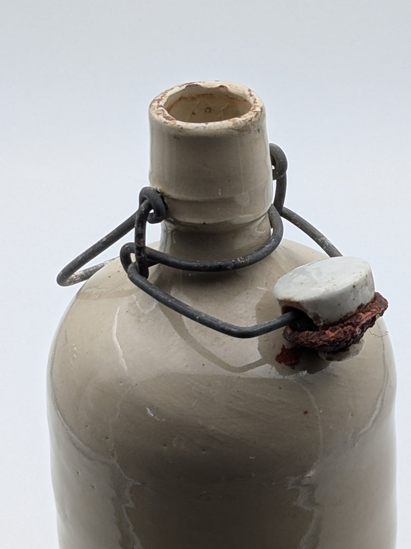 Bouteille de Brasseur en Grès – Esprit Rustique