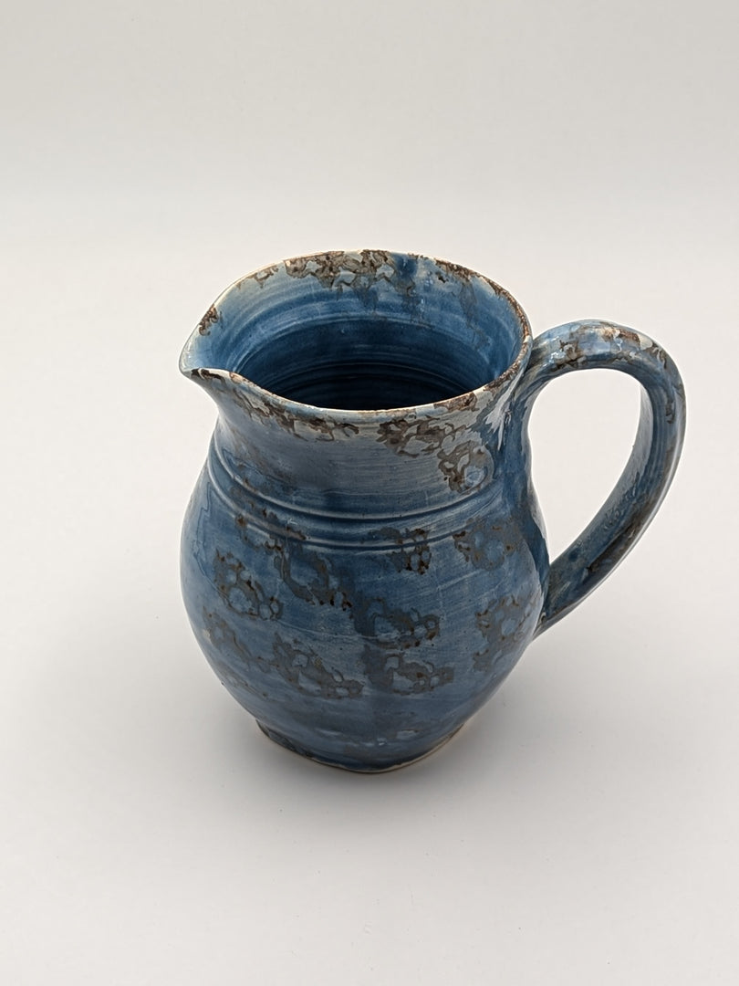 Pichet en Grès Artisanal – Décor Céladon Bleu Nuagé