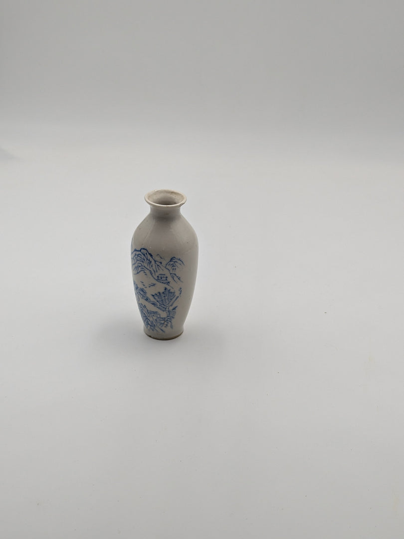 Mini Vase en Porcelaine – Décor Bleu & Blanc