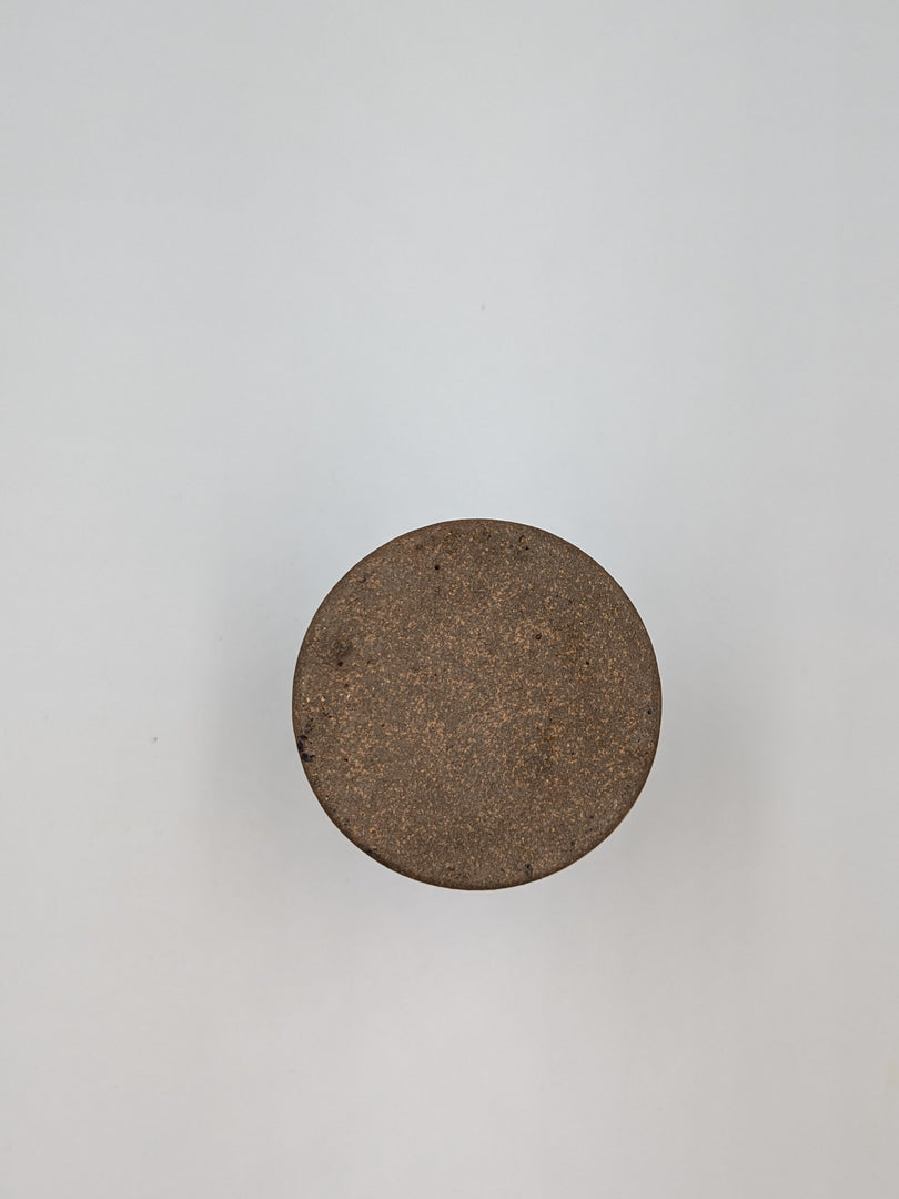 Gobelet ou Vase Artisanal en Grès Pyrité – Esprit Atelier & Brutalisme