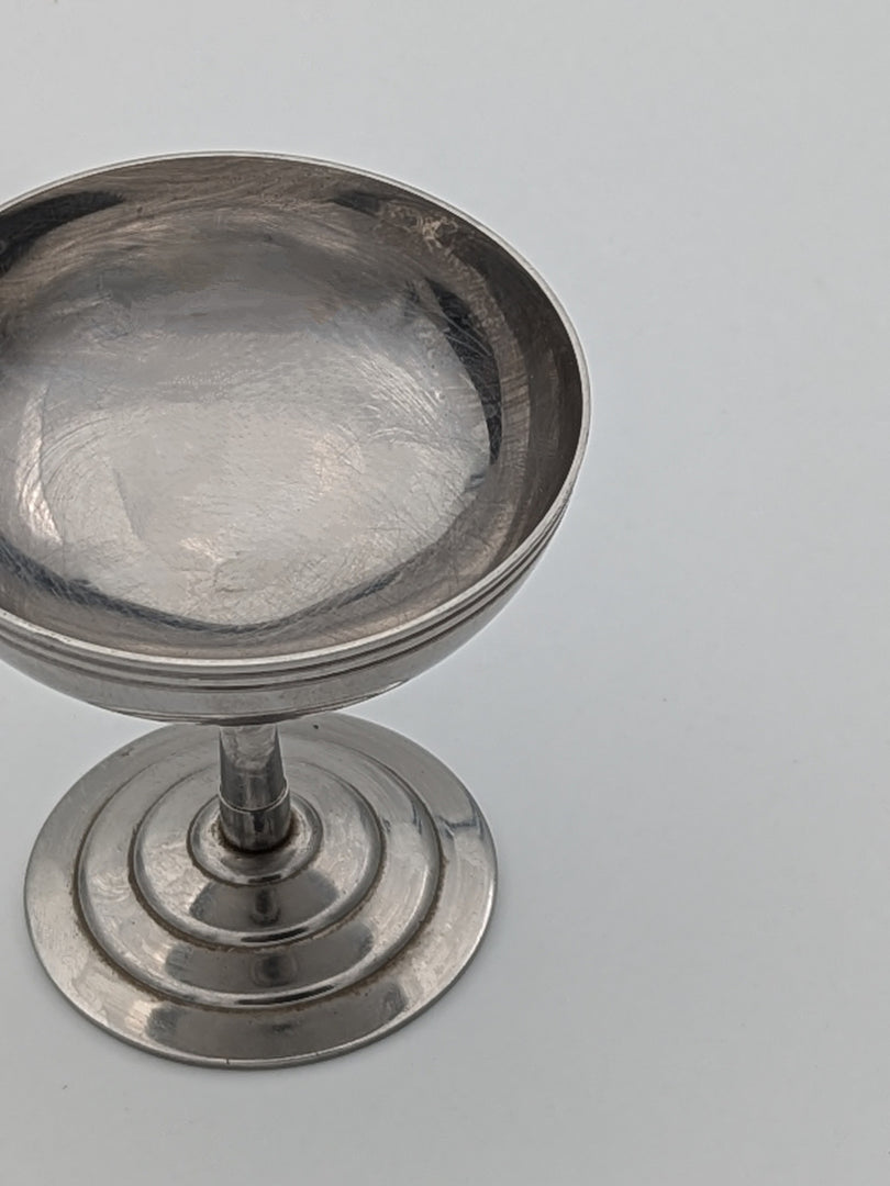 Coupe sur Pied en Métal Argenté – Élégance Classique