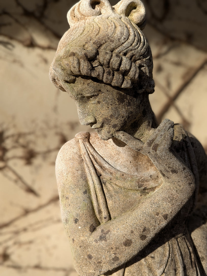 Statue de Jardin en Pierre – Allégorie Classique