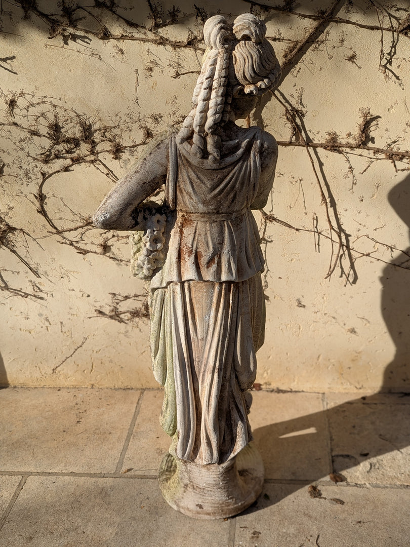 Statue de Jardin en Pierre – Allégorie Classique