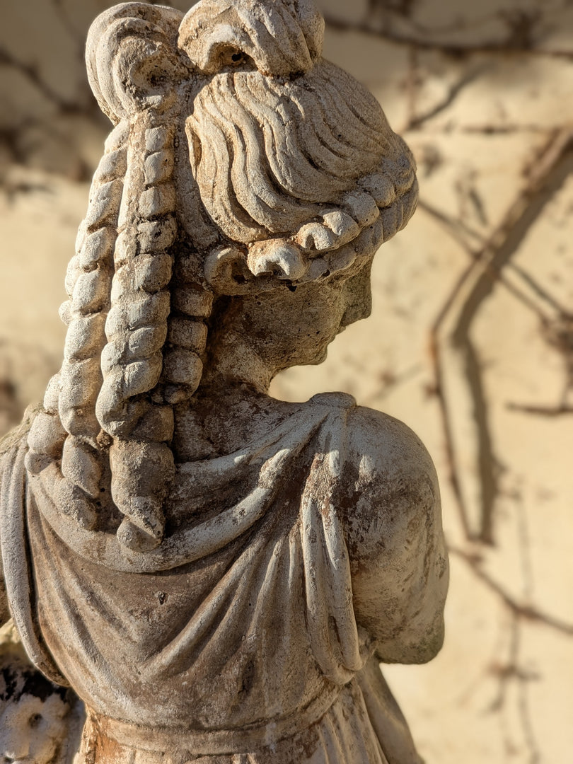 Statue de Jardin en Pierre – Allégorie Classique
