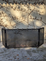 Load image into Gallery viewer, Pare-feu de Cheminée Industriel – Métal Noir &amp; Motif Losanges