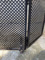 Load image into Gallery viewer, Pare-feu de Cheminée Industriel – Métal Noir &amp; Motif Losanges