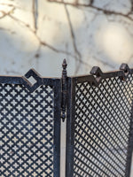 Load image into Gallery viewer, Pare-feu de Cheminée Industriel – Métal Noir &amp; Motif Losanges