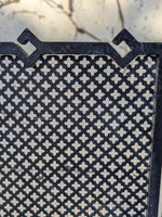 Load image into Gallery viewer, Pare-feu de Cheminée Industriel – Métal Noir &amp; Motif Losanges