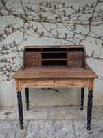 Load image into Gallery viewer, Bureau de Métier à Gradin – Bois Brut &amp; Pieds Tournés Noirs