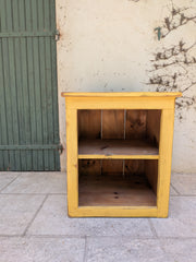 Meuble bas de rangement en bois jaune safran – Fabrication Artisanale Canadienne