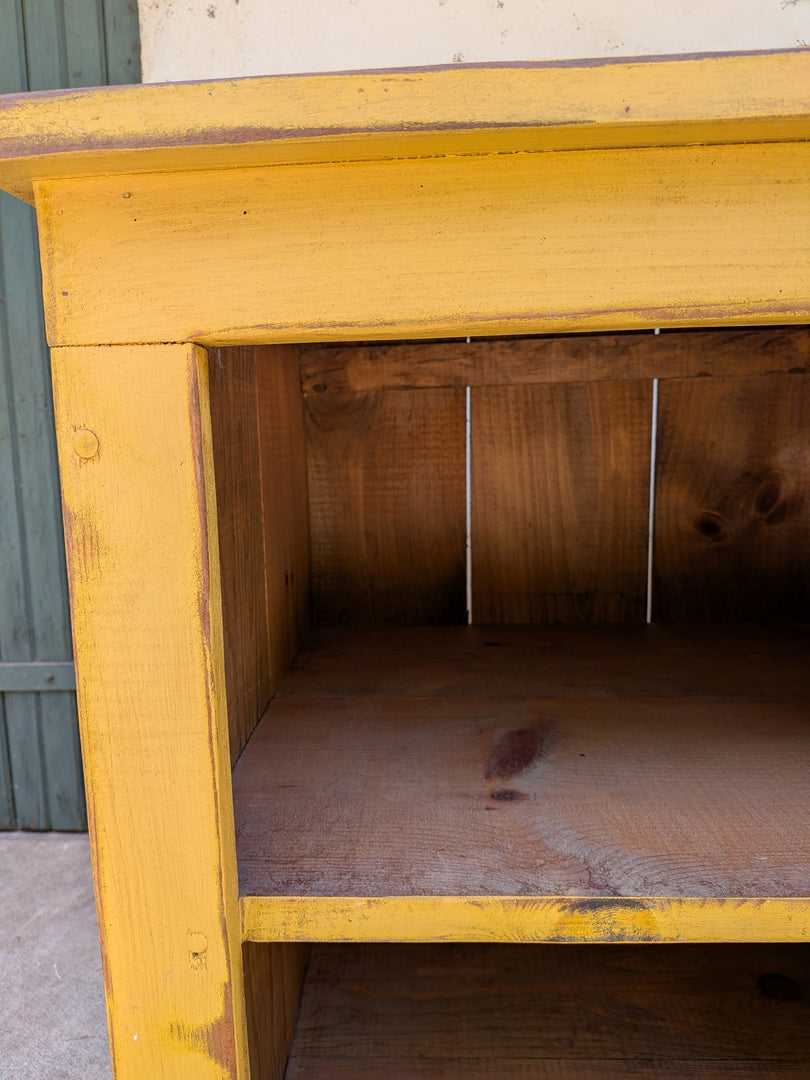 Meuble bas de rangement en bois jaune safran – Fabrication Artisanale Canadienne