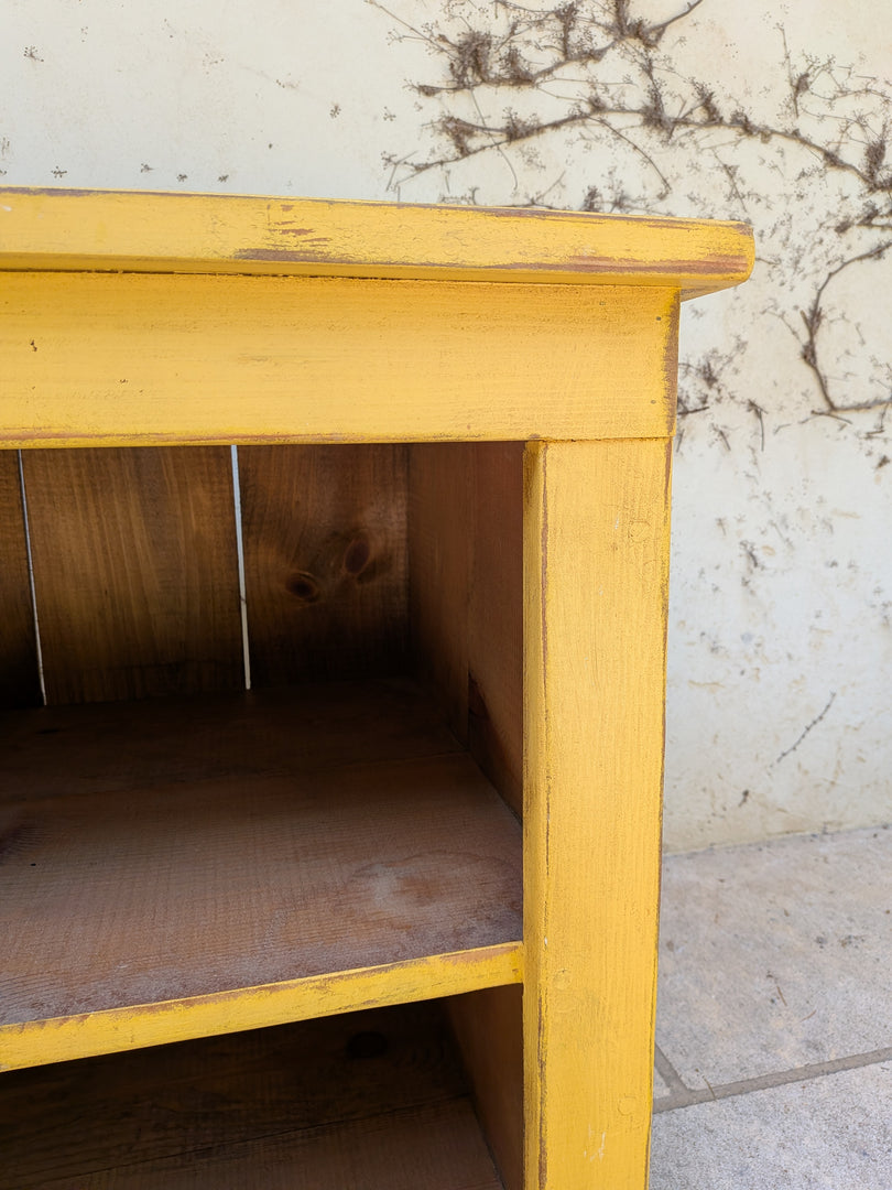 Meuble bas de rangement en bois jaune safran – Fabrication Artisanale Canadienne