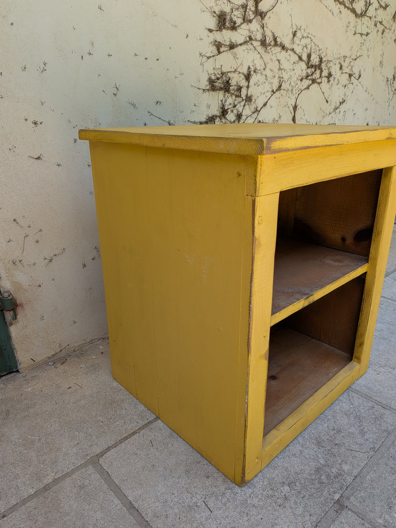 Meuble bas de rangement en bois jaune safran – Fabrication Artisanale Canadienne