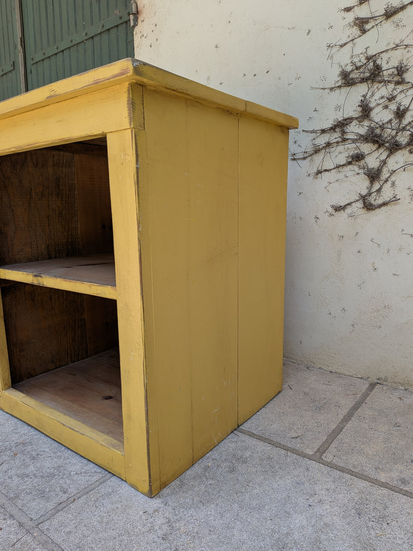 Meuble bas de rangement en bois jaune safran – Fabrication Artisanale Canadienne