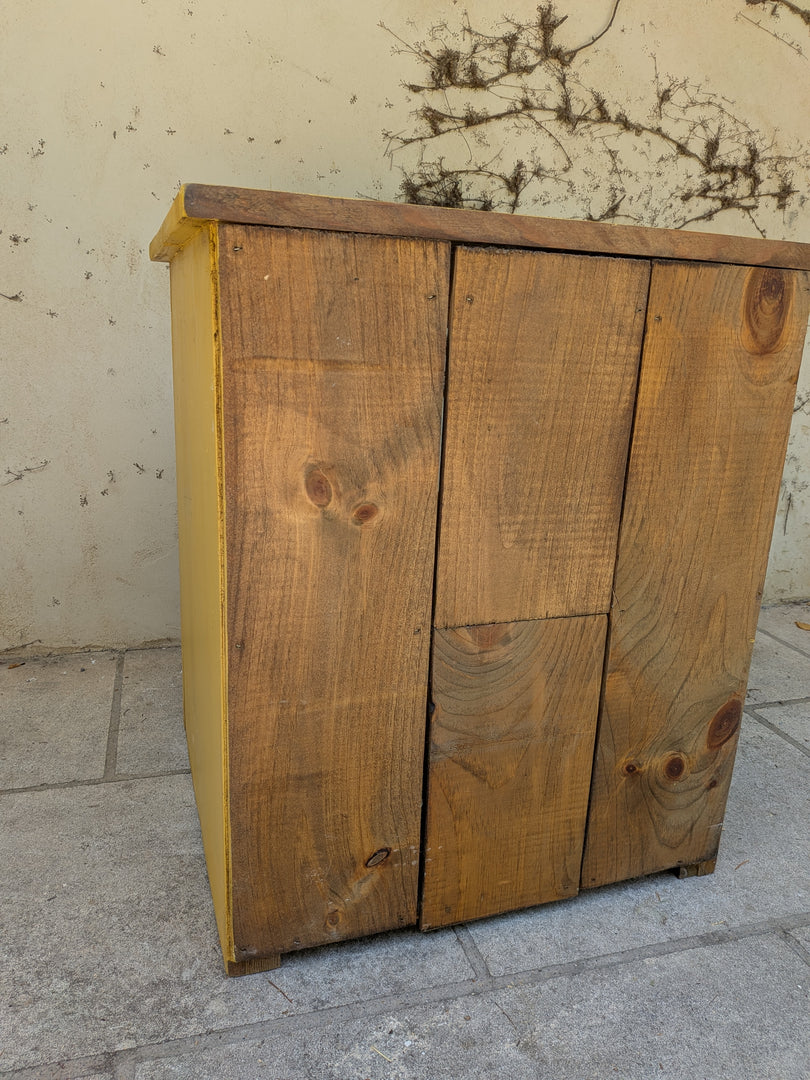 Meuble bas de rangement en bois jaune safran – Fabrication Artisanale Canadienne
