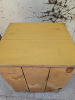 Load image into Gallery viewer, Meuble bas de rangement en bois jaune safran – Fabrication Artisanale Canadienne