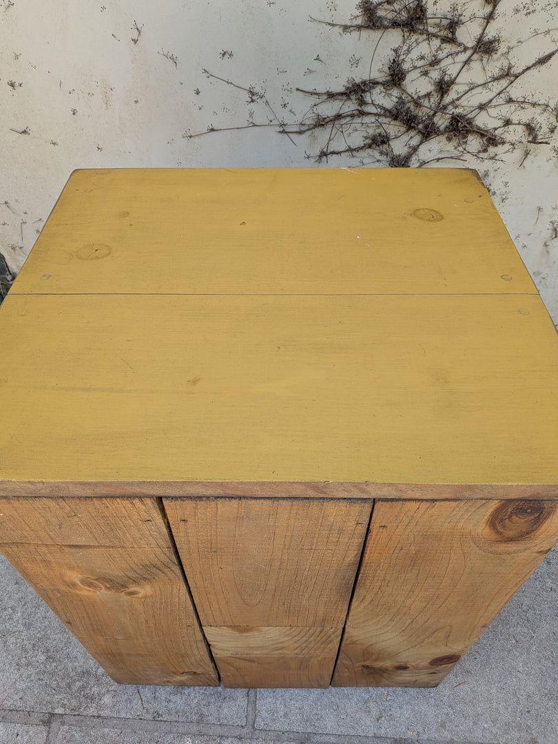 Meuble bas de rangement en bois jaune safran – Fabrication Artisanale Canadienne