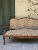 Load image into Gallery viewer, Banquette de style en bois mouluré et tapisserie fleurie – Charme d'antan