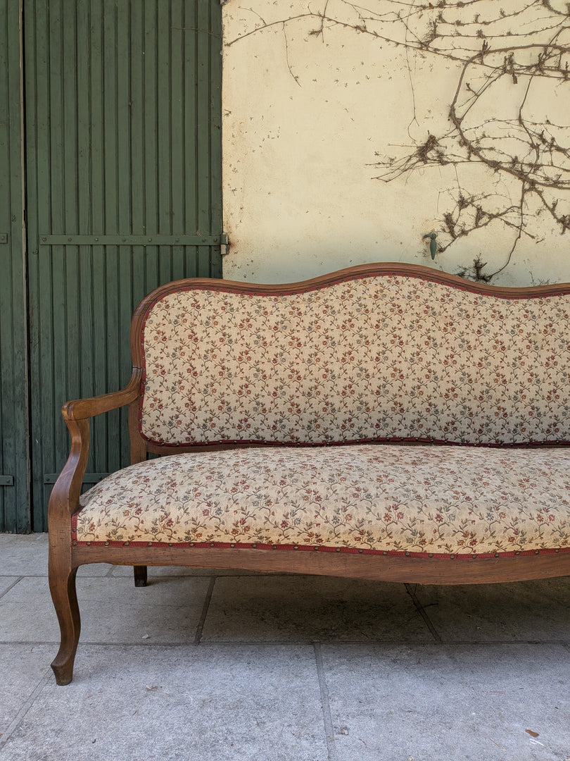 Banquette de style en bois mouluré et tapisserie fleurie – Charme d'antan