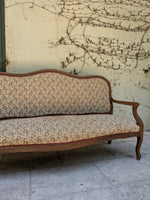 Load image into Gallery viewer, Banquette de style en bois mouluré et tapisserie fleurie – Charme d'antan