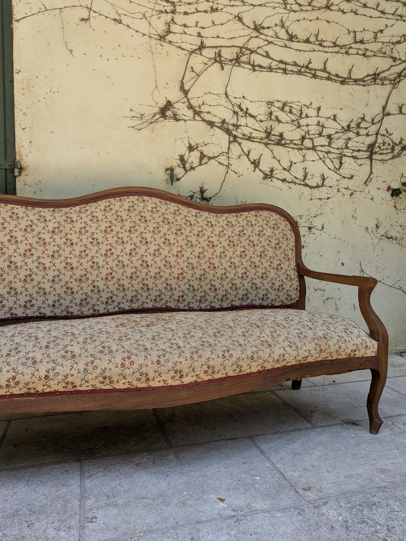 Banquette de style en bois mouluré et tapisserie fleurie – Charme d'antan