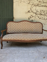 Load image into Gallery viewer, Banquette de style en bois mouluré et tapisserie fleurie – Charme d'antan