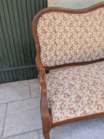 Load image into Gallery viewer, Banquette de style en bois mouluré et tapisserie fleurie – Charme d'antan