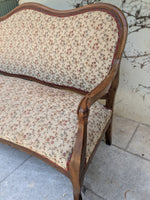 Load image into Gallery viewer, Banquette de style en bois mouluré et tapisserie fleurie – Charme d'antan