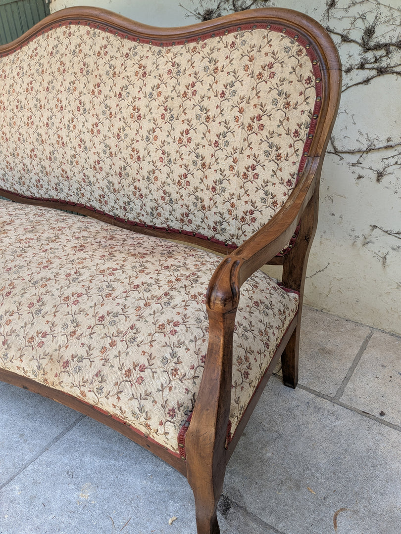 Banquette de style en bois mouluré et tapisserie fleurie – Charme d'antan