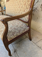 Load image into Gallery viewer, Banquette de style en bois mouluré et tapisserie fleurie – Charme d'antan