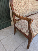 Load image into Gallery viewer, Banquette de style en bois mouluré et tapisserie fleurie – Charme d'antan