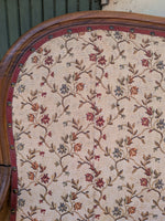 Load image into Gallery viewer, Banquette de style en bois mouluré et tapisserie fleurie – Charme d'antan