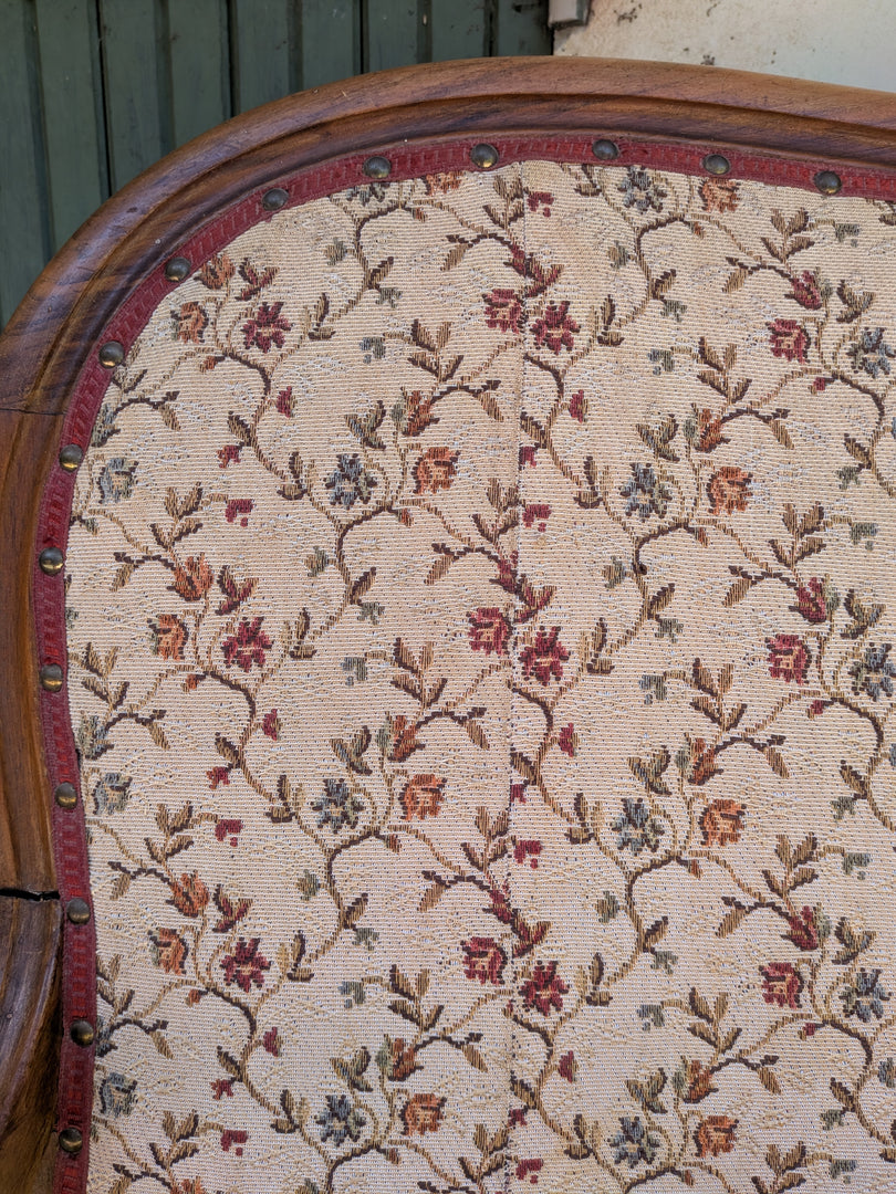 Banquette de style en bois mouluré et tapisserie fleurie – Charme d'antan