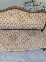 Load image into Gallery viewer, Banquette de style en bois mouluré et tapisserie fleurie – Charme d'antan