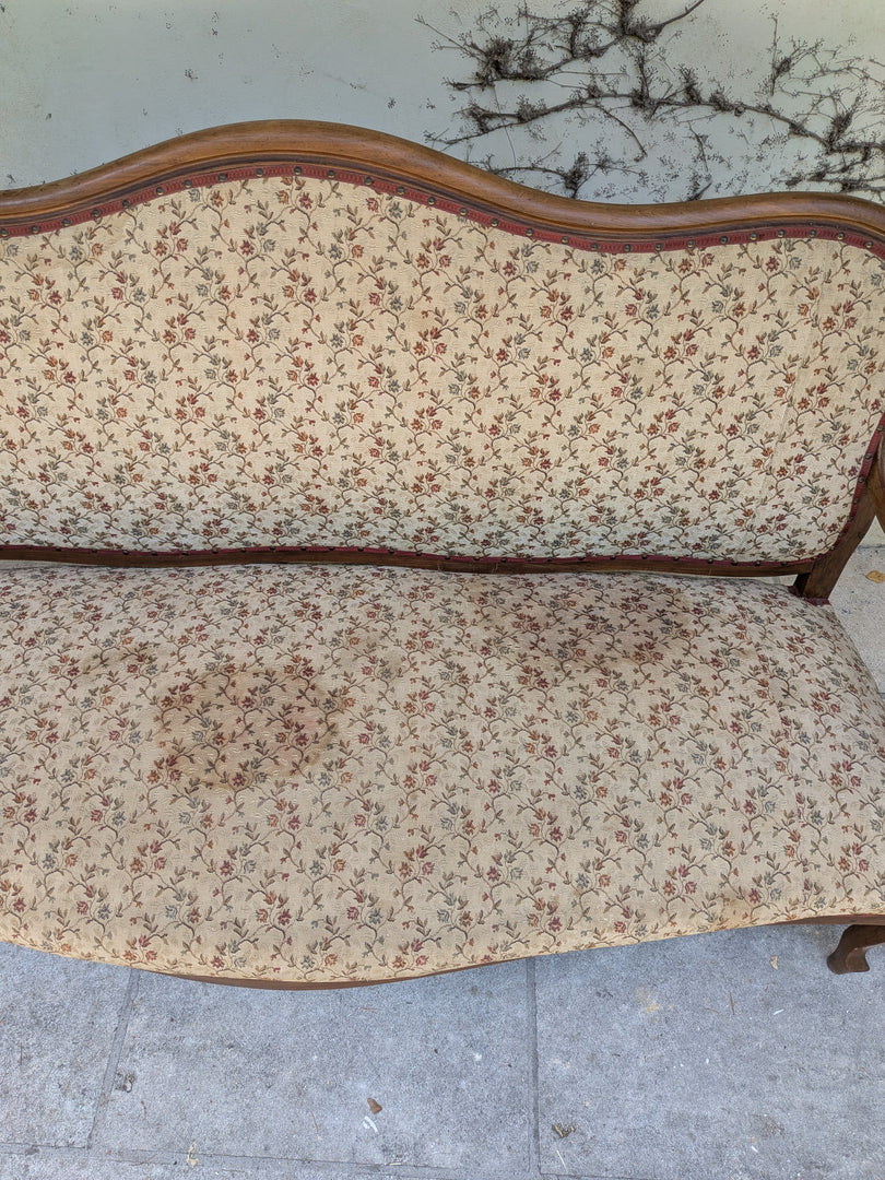 Banquette de style en bois mouluré et tapisserie fleurie – Charme d'antan