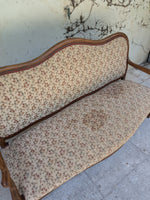 Load image into Gallery viewer, Banquette de style en bois mouluré et tapisserie fleurie – Charme d'antan