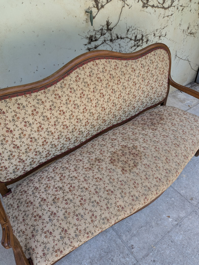 Banquette de style en bois mouluré et tapisserie fleurie – Charme d'antan