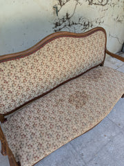 Banquette de style en bois mouluré et tapisserie fleurie – Charme d'antan