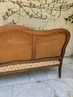 Load image into Gallery viewer, Banquette de style en bois mouluré et tapisserie fleurie – Charme d'antan